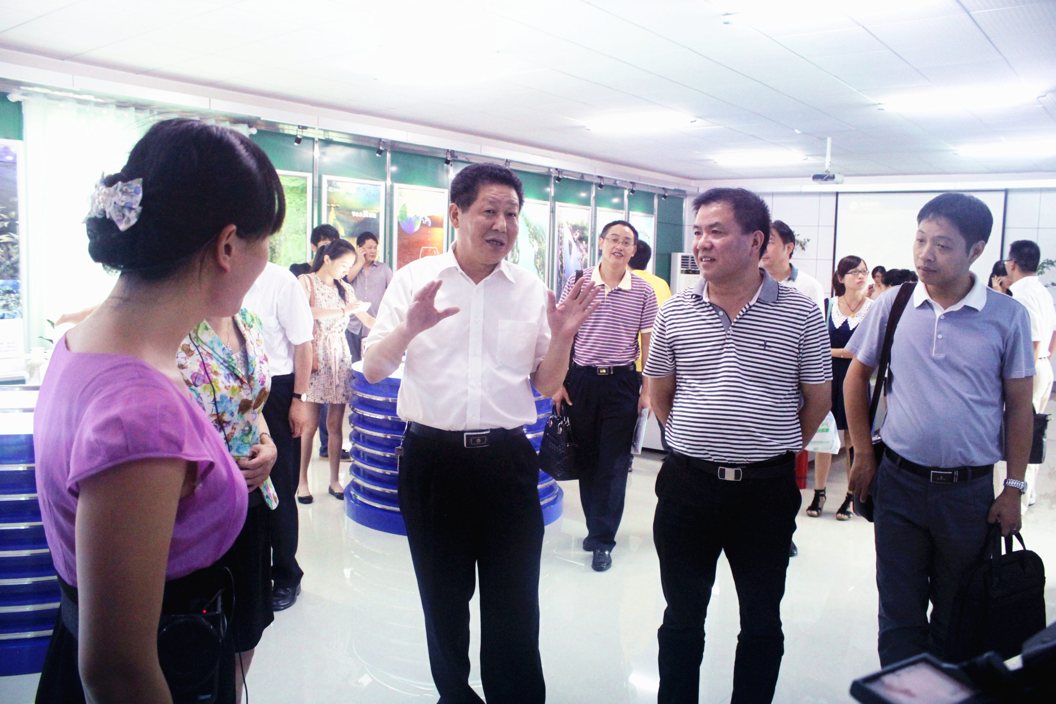 2012年8月，省委宣传部纪检组长肖君华在时任市委常委，宣传部部长钱德喜的带领下莅临公司视察.JPG
